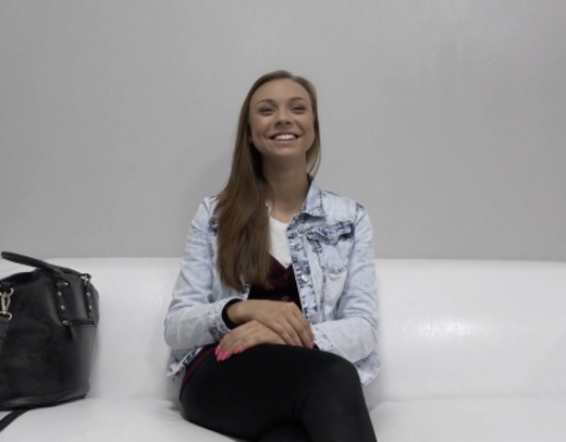 С виду скромная и веселая девушка оказывается та еще шкура, просто так пришла сосать и трахаться на чешский кастинг