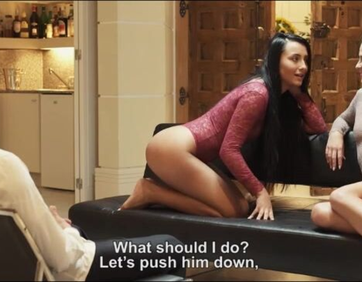 Зрелые лесбиянки представляют красивую эротику и свой первый групповой секс с мужчиной