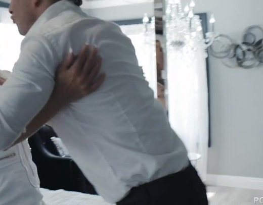 Сексуальные фантазии зрелой мамки воплощаются в реальность вместе с необычной виртуальной маской