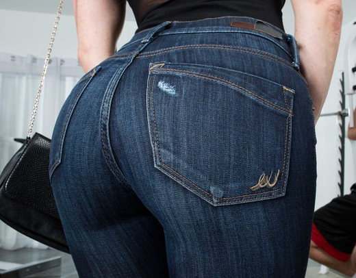 Мамка с сочной и спортивной попкой дала ебать в анал тренеру прямо в спортзале