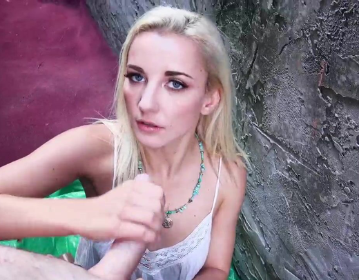 Блондинка уже готова сосать и трахается за деньги прямо на улице