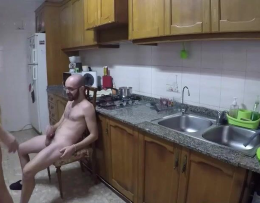 Порно мужа с женой снятое на скрытую камеру разлетелось по всему интернету