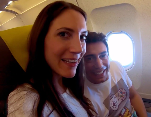 Веселая пара сняла порно в самолете пока никто из пассажиров не видит