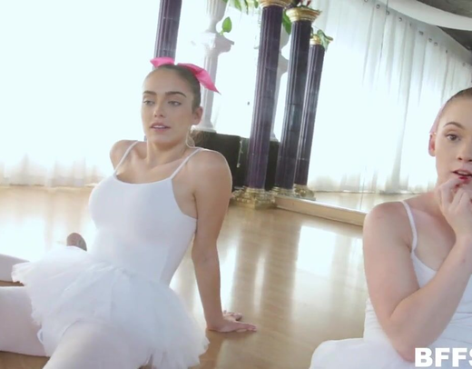 Насадил на член трех молодых девушек балерин и трахнул по очереди