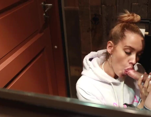 Секс в туалете с  подругой - сделала парню русский минет в туалете ТЦ