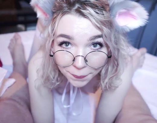 Сексуальная киска играется с членом и проглатывает сперму любовника