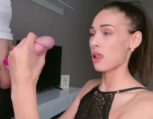 Заботливая русская девушка делает минет заскучавшему партнеру