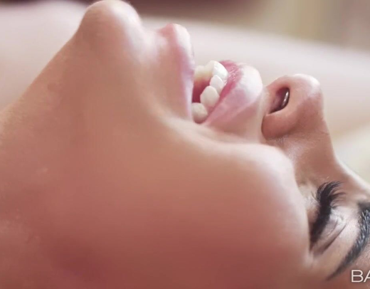 Лесбиянки улеглись валетом и старательно вылизали друг другу киски - порно поза 69